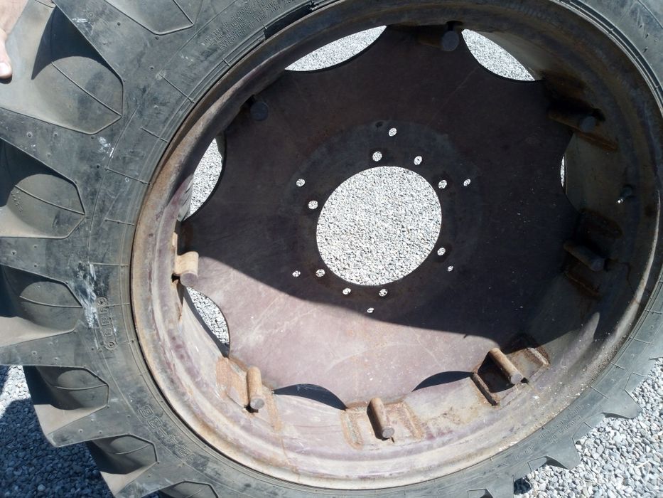 Vând rotii tractor 12.4 R 36