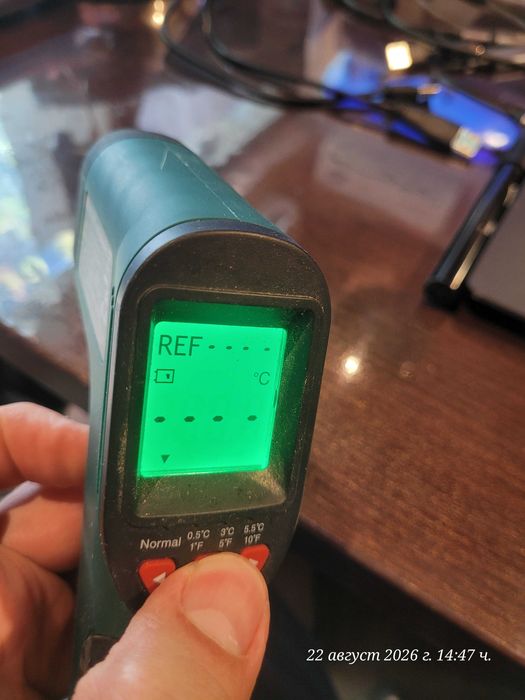 инфрачервен термометър Parkside PTIA 1, предназначен за безконтактно измерване на температура на повърхности.