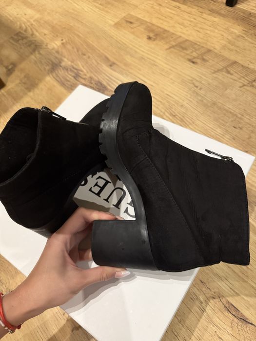 Велурени черни боти с цип