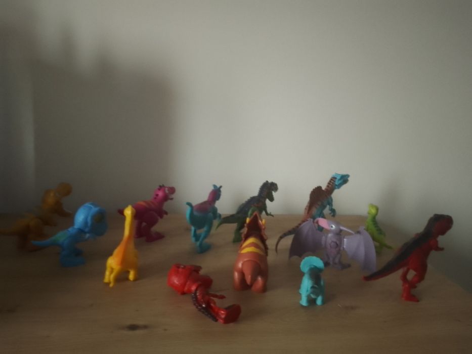 Vând lot jucării cu 12 dinozauri