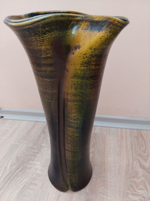 Декоративна керамична ваза . Висока 42 см .