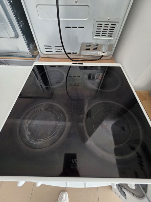 Свободностояща печка с керамични котлони Voss/Electrolux