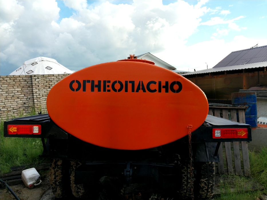 Топливозаправщик -бензовоз