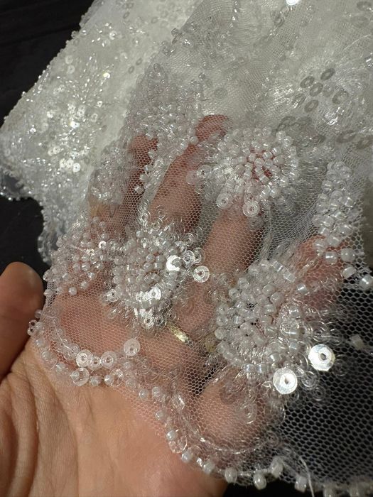 Бяла дантела, подходяща за сватбена рокля