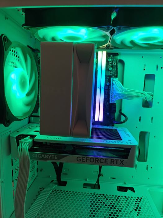 PC / Sistem Gaming A+ By Gigabyte, I5 14400f, RTX 5060 Eagle, 16 gb ddr5, garanție emag