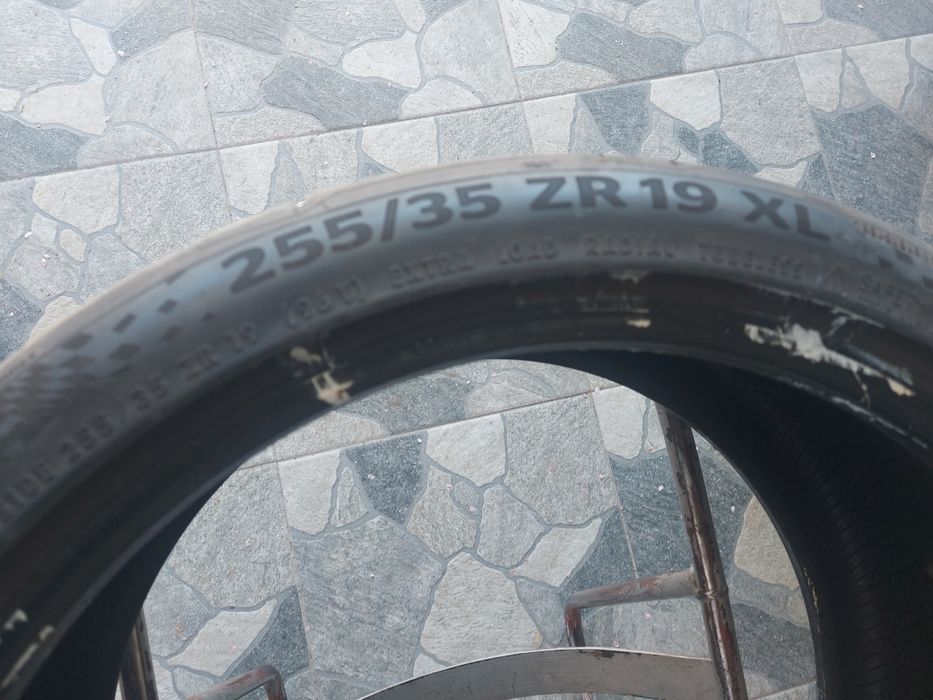255/35R19 Continental дот 1122