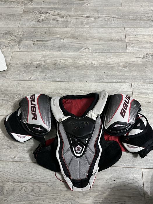 Продам хоккейную нагрудник