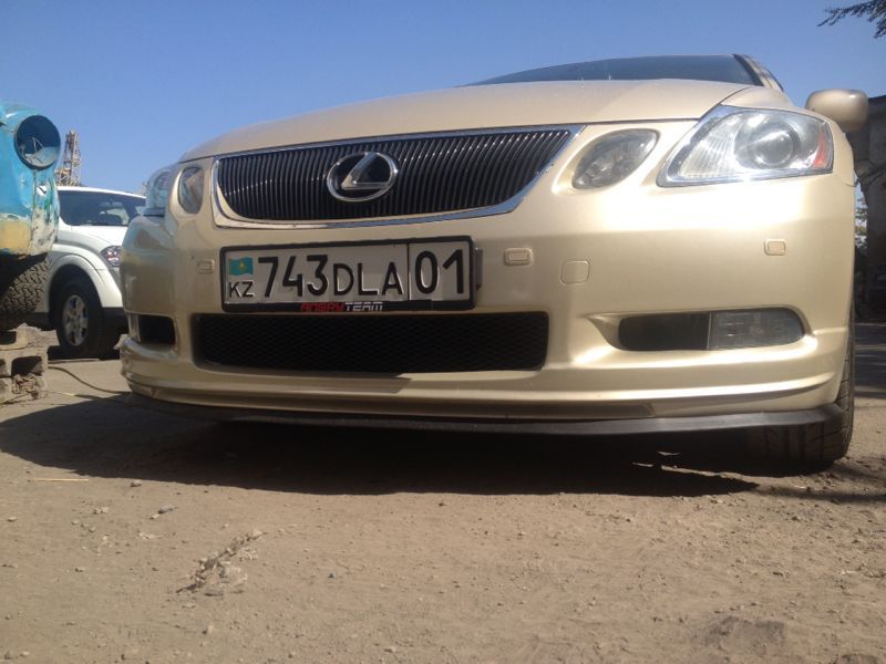Продам накладку на Лексус GS 300.