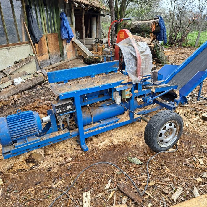 Машина за рязане цепене и товарене на дърва