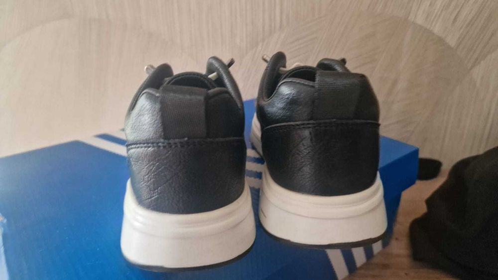 Продам подростковые кеды ( кроссовки)