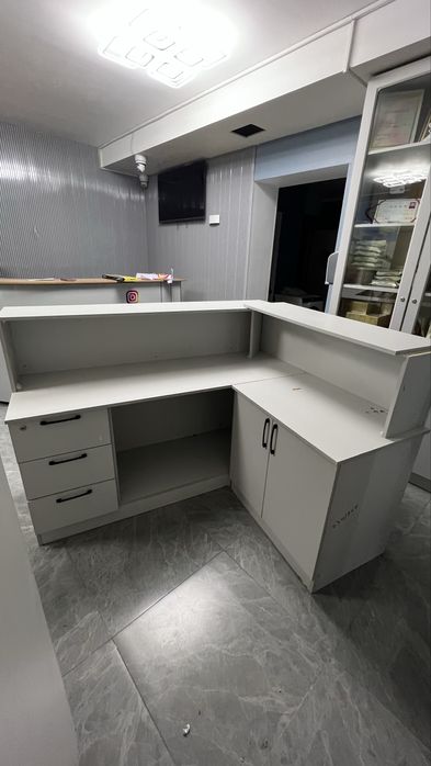 Стол для ресепшена