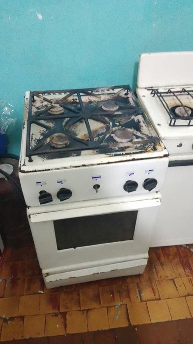 Gaz plita sotiladi narxi ikkalasi 600 ming