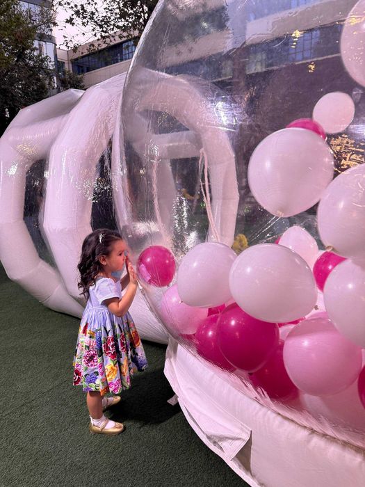 Батут с куполом из летающих шаров