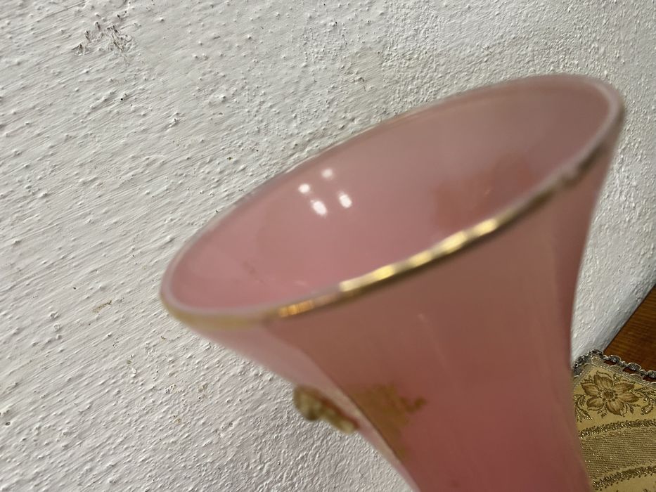 Италианска  розова ваза от разтопено стъкло и орнаменти от злато