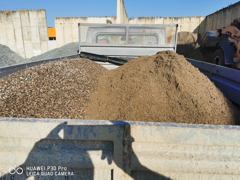 Nisip/pietris/amestec beton/pamant negru