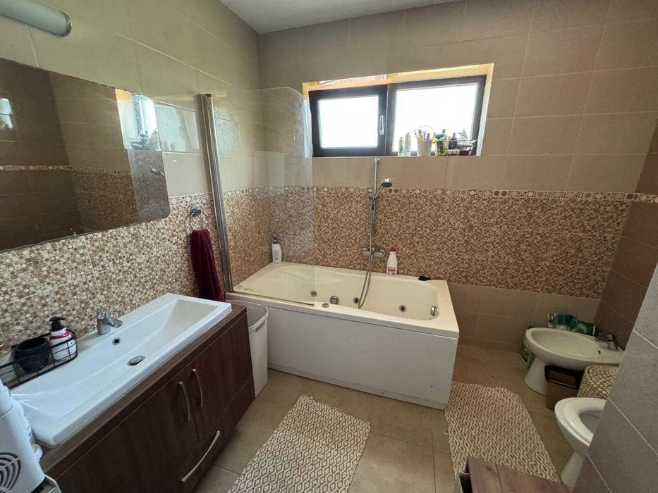 Închiriez casa in Săcălaz ideală pentru firma sau familii ( 180 mp) 8 locuri de parcare