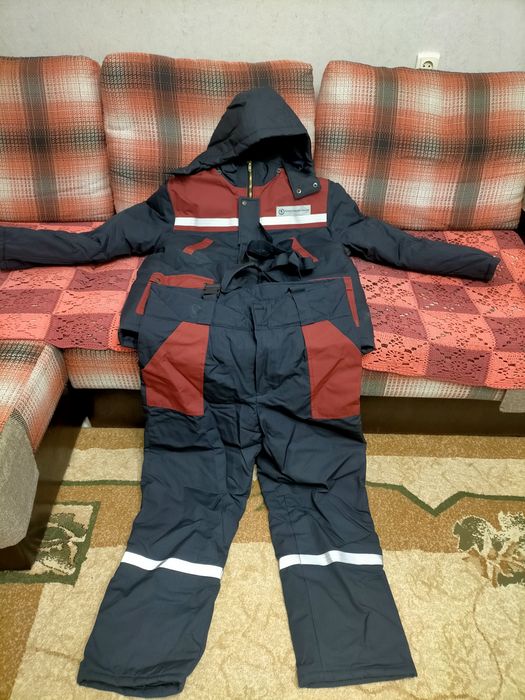 Продам два  комплекта зимней спецодежды..