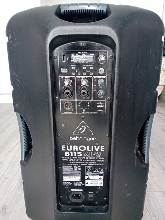 Vând boxă BEHRINGER B115 MP3