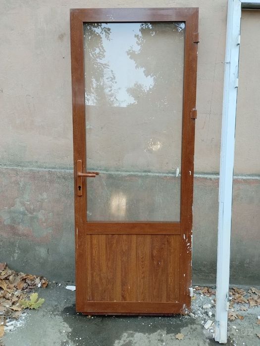 Коричневая пластиковая дверь со стеклом б/у (под дерево) — 67×194 см