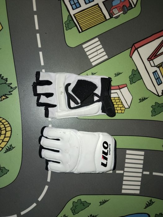 Кимоно для каратэ, бандаж и перчатки