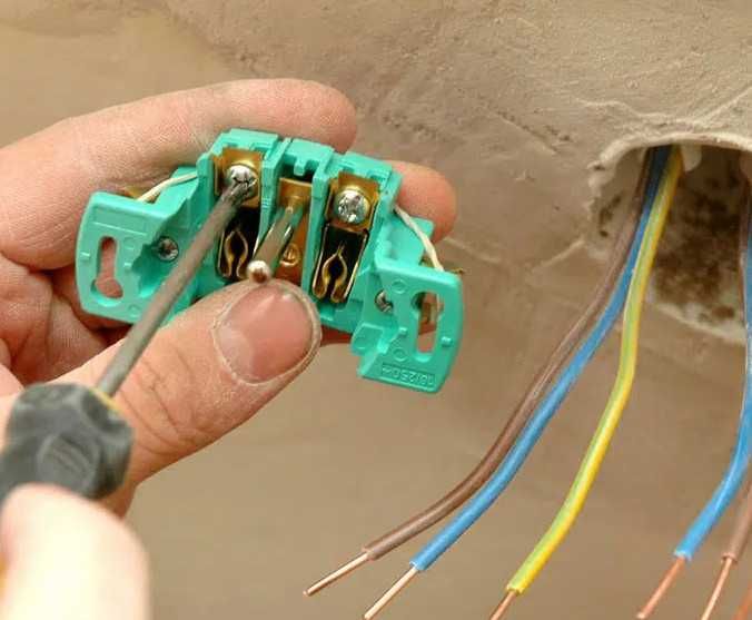 Electrician Interventii Rapide Schimb si Montez Tablouri Electrice Prize Intrerupatoare Corpuri Iluminat Routere Smart HOME Automatizare Porti