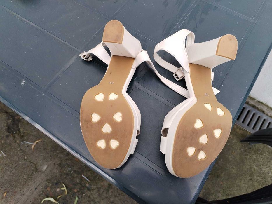 Sandale piele, mărimea 39 purtate o singură dată, fără defecte