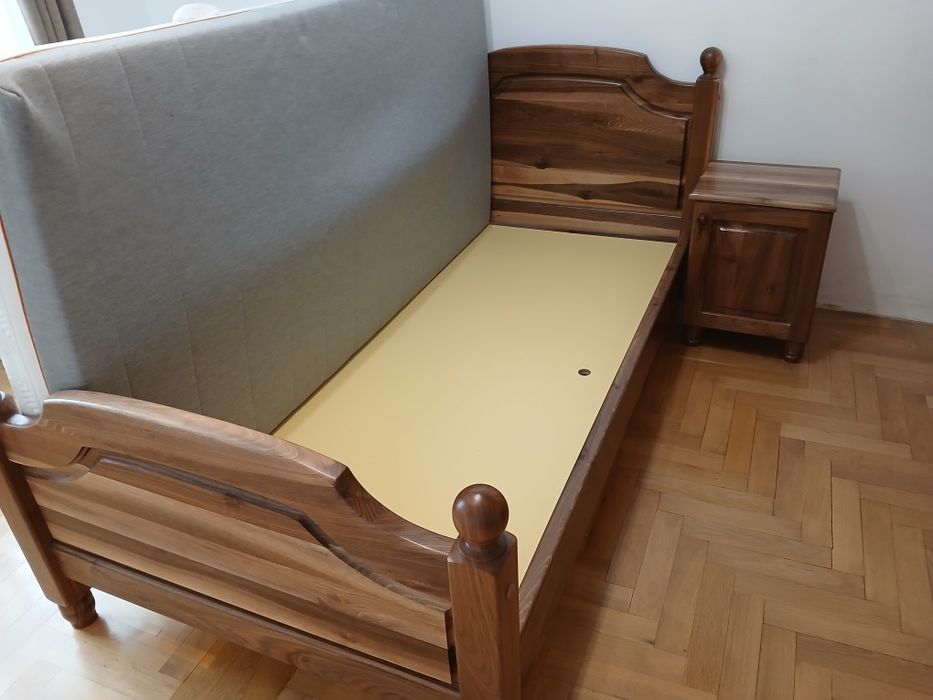 Pat nou lemn masiv esență nuc 2 metri pe 1 metrucu două noptiere cu sa