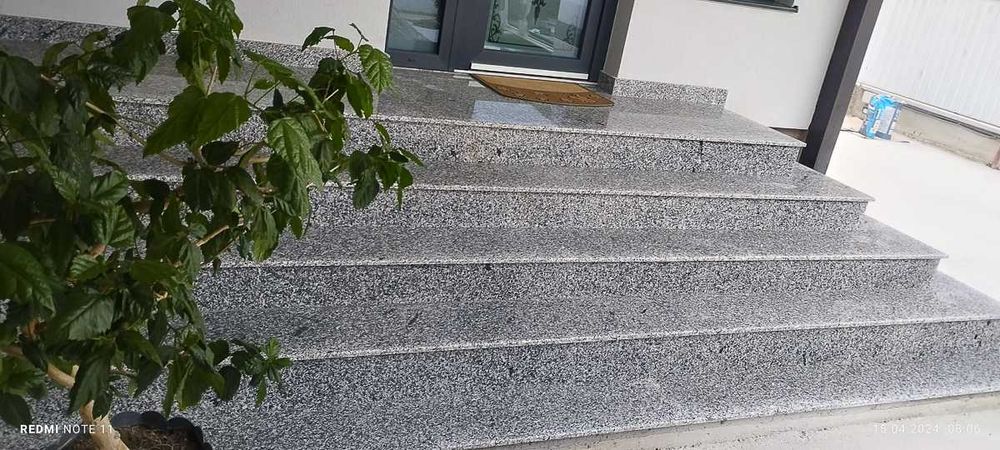 Debitare scări exterioare din granit fiamat antialunecare r11