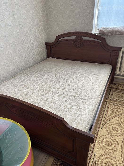 Двуспальная кровать с матрасом