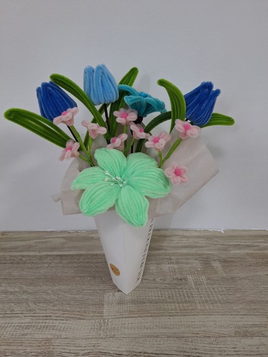 Flori realizate manual din sârmă plușată