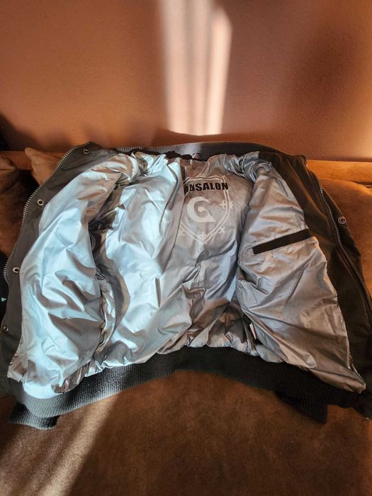 Geacă de iarnă groasă și călduroasă – mărime M-L – 40 lei negociabil