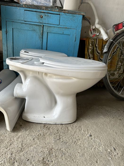 Унитаз 2шт. сатылады. 2 жыл қолданылған.