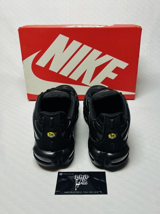 Nike Air Max Plus TN disponibil pe negru sau alb