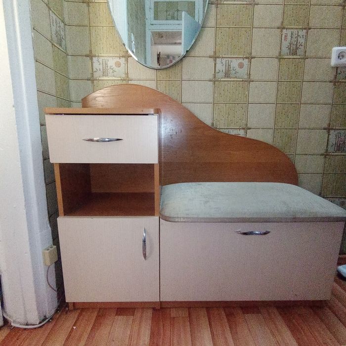Продам тумбочку в прихожую