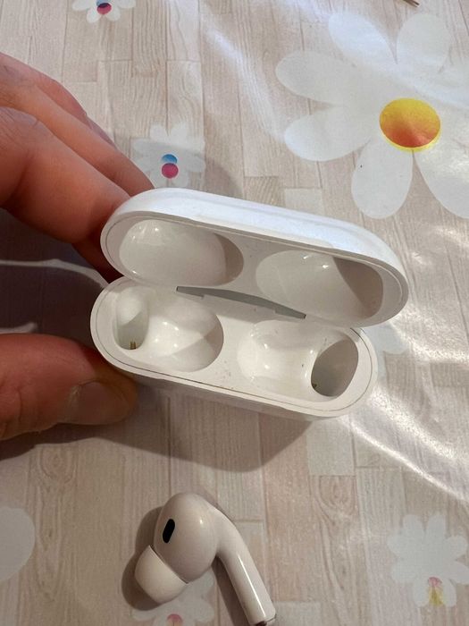 кейс и резервна слушалка (дясна) за airpods pro gen 2