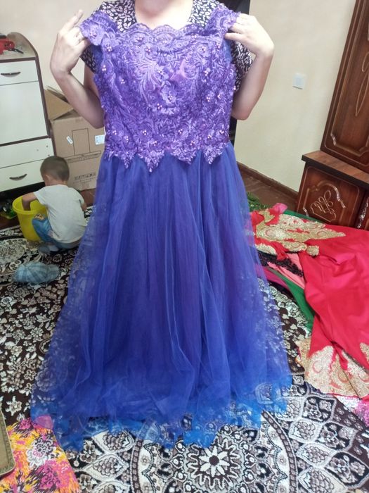 Продаеться вечерние платья очень дешево.