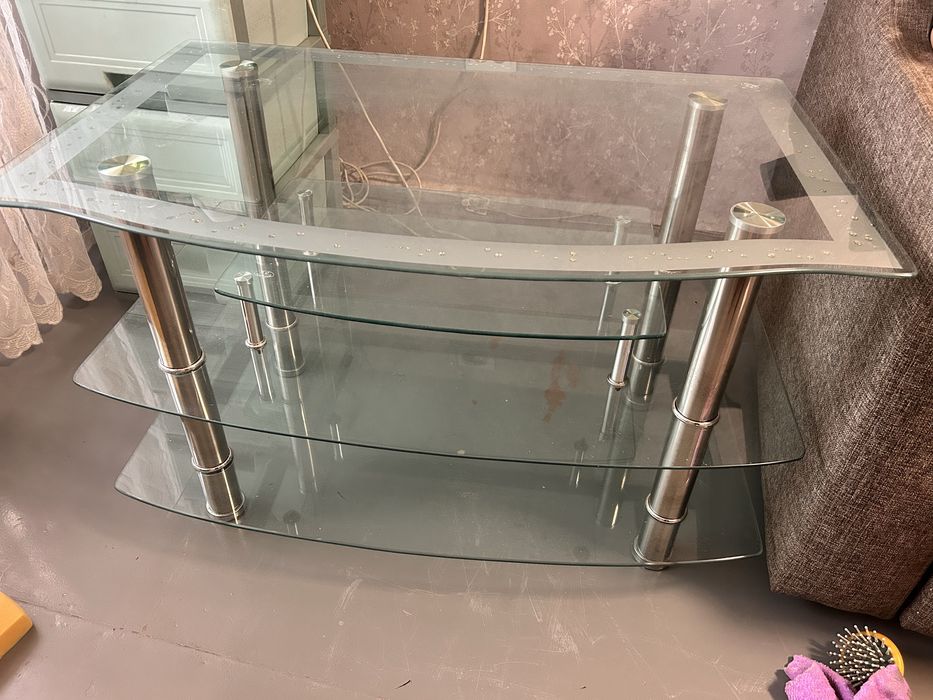 Стеклянная тумба под телевизор