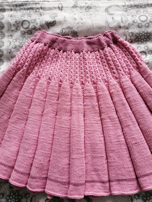 Плетено костюмче за момиче 10 - 11 години. Дължина на полата 40 см.