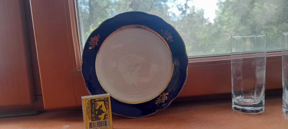 Десертные  тарелки и стаканы