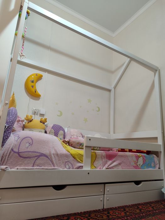 Продам кровать домик с ящиками и матрасом