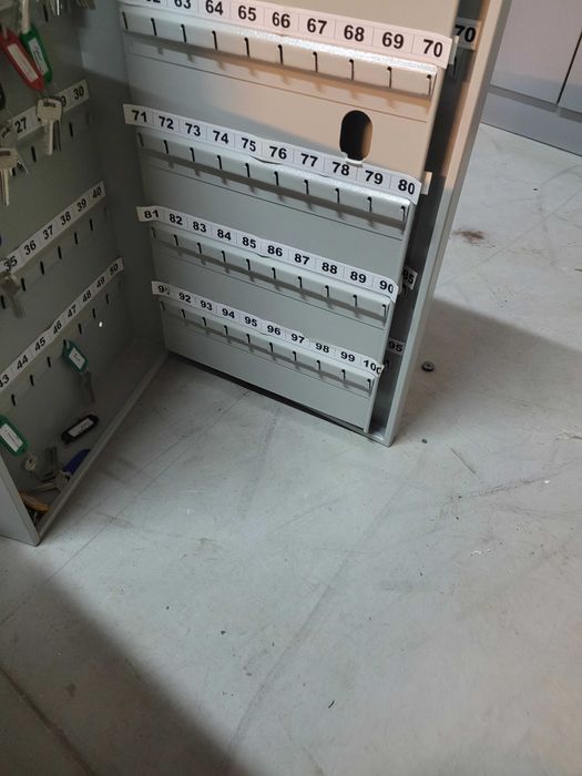 Метален шкаф за ключове с електронна брава AIKO