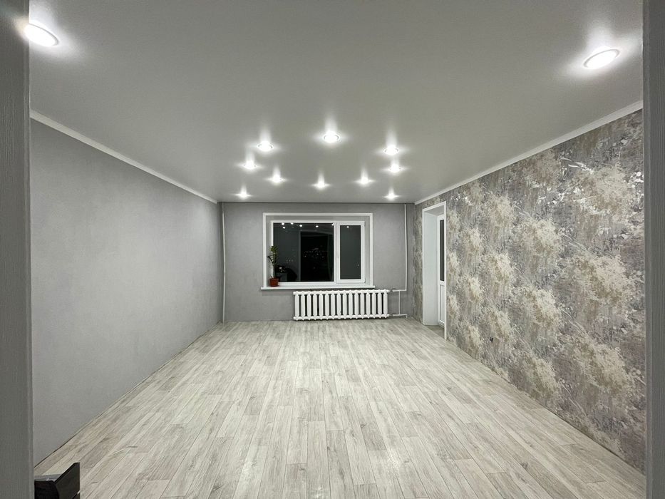 Поклейка обоев. Линолиум. Ламинат