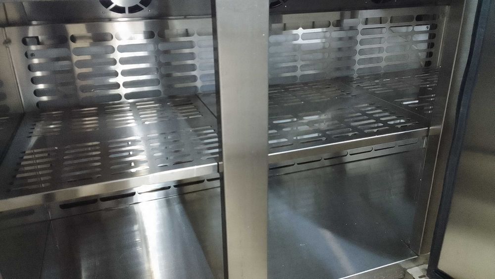 Холодильный стол, стол холодильник со стальной столешницей.