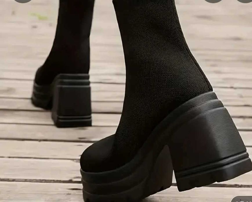 Зимни боти на платформа и ток