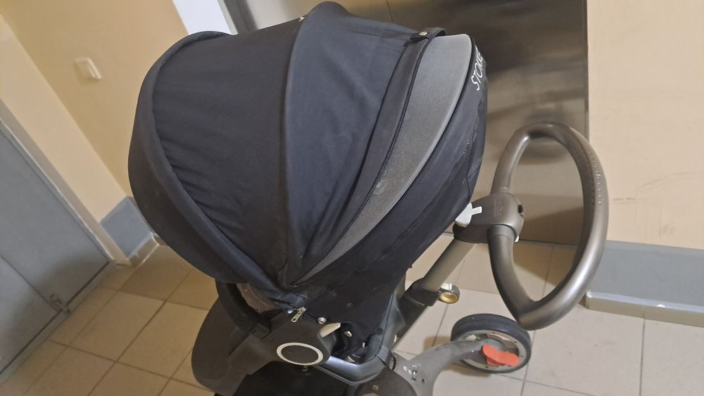 Продаётся прогулочная коляска stokke