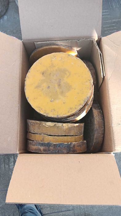 Продавам пчелен восък