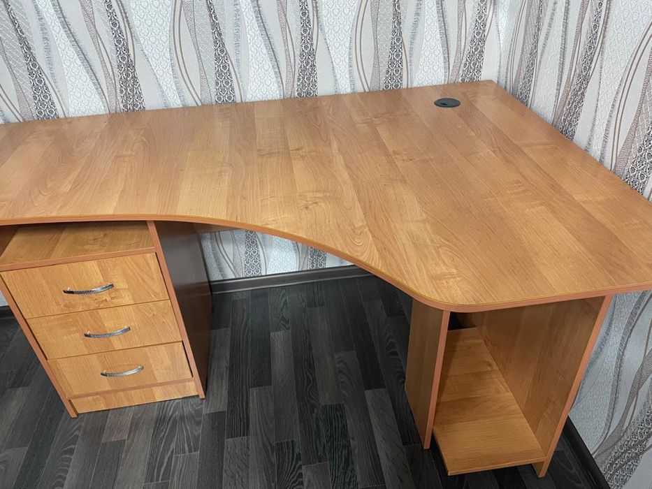 Писменный стол в отличном состояние