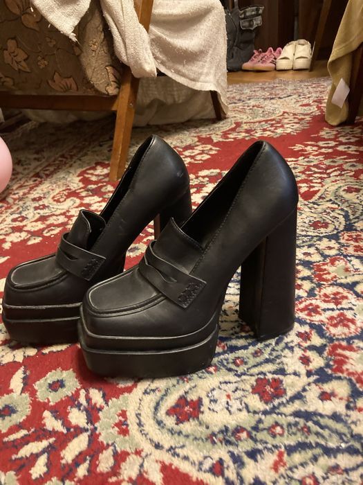 Обувки на висока платформа 39