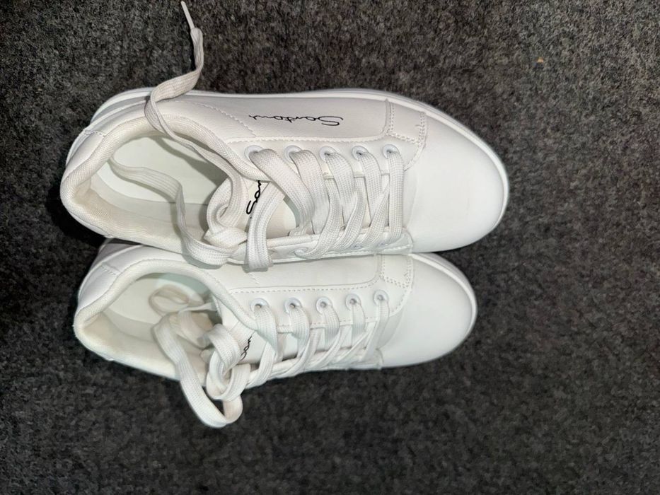 Белые кроссовки