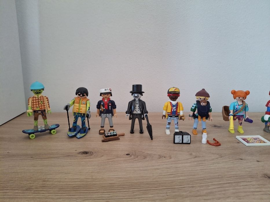 Vand lot cu 13  figurine Playmobil